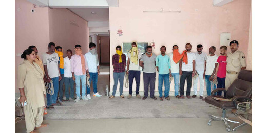 जिले में अवैध शराब पर शिकंजा, शराब बेचने और पीने के आरोप में कई गिरफ्तार