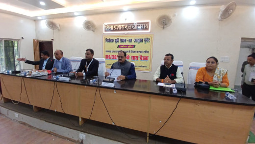 आयुक्त ने राजनीतिक दलों के नेताओं के साथ की बैठक, मतदाता सूची पुनरीक्षण पर चर्चा