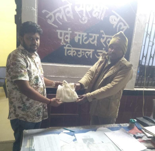 आरपीएफ किऊल ने खोए हुए सामान को यात्री को लौटाया, ऑपरेशन अमानत के तहत कार्यवाई 