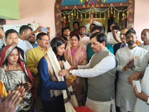 खो-खो चैंपियन मोनिका साह को शाहनवाज हुसैन ने किया सम्मानित
