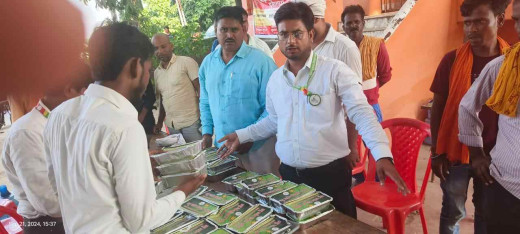 बलिया के बाढ़ प्रभावित क्षेत्रों में लघु उद्योग विकास परिषद् ने किया भोजन सामग्री का वितरण