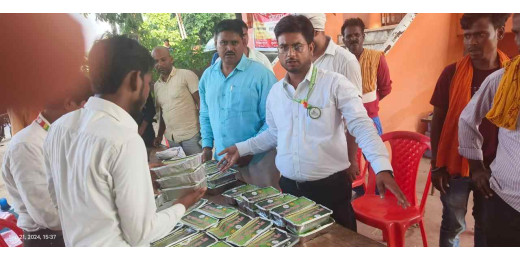 बलिया के बाढ़ प्रभावित क्षेत्रों में लघु उद्योग विकास परिषद् ने किया भोजन सामग्री का वितरण