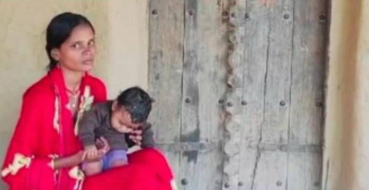 प्रेमी के घर नवजात के साथ धरने पर बैठी प्रेमिका, न्याय की मांग