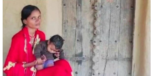 प्रेमी के घर नवजात के साथ धरने पर बैठी प्रेमिका, न्याय की मांग