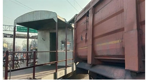 रेलवे क्रासिंग के दौरान मालगाड़ी की टक्कर से ट्रेलर क्षतिग्रस्त