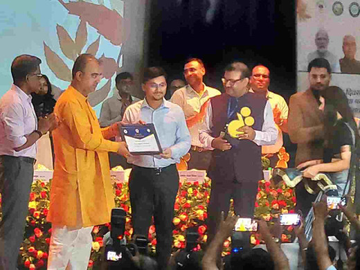 मुजफ्फरपुर के जिलाधिकारी को स्वास्थ्य मंत्री ने किया सम्मानित 
