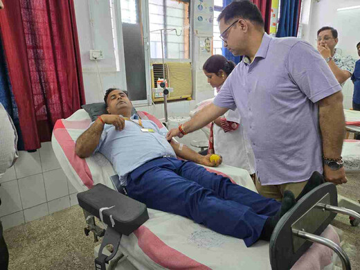 ब्लड बैंक व्यवस्था की समीक्षा के बीच डीएम ने किया रक्तदान, लोगों को किया प्रेरित