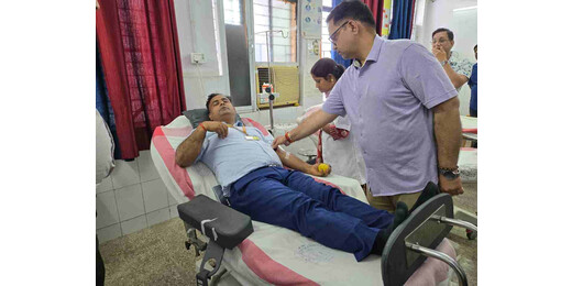 ब्लड बैंक व्यवस्था की समीक्षा के बीच डीएम ने किया रक्तदान, लोगों को किया प्रेरित
