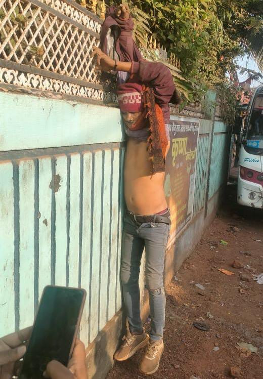 युवक की अजीब मौत, बाउंड्री वाल के ग्रिल में जैकेट फंसने से हुई मौत