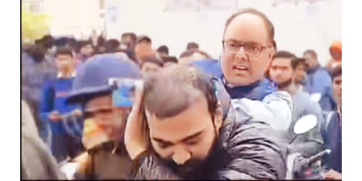 पटना में बीपीएससी परीक्षा के बाद हंगामा, डीएम ने एक छात्र को जड़ा थप्पड़