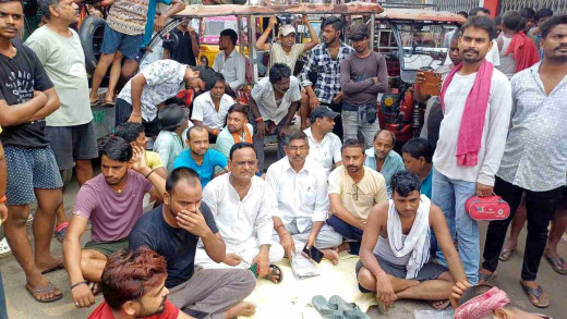 दो दिन में बिन बिजली परेशान हुए उपभोक्ता, किया सड़क जाम 