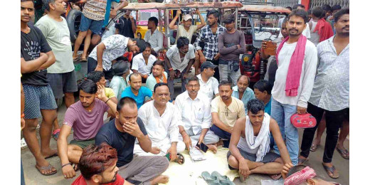 दो दिन में बिन बिजली परेशान हुए उपभोक्ता, किया सड़क जाम