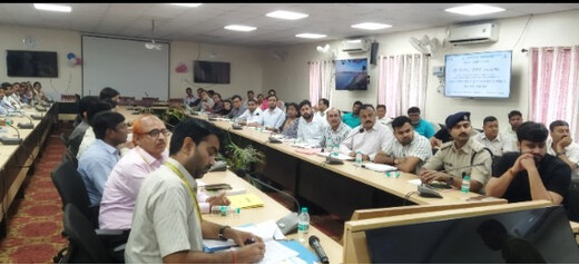 किसानों के हित सर्वोपरि : डीएम ने उर्वरक सत्यापन और फसल सर्वे के दिए निर्देश