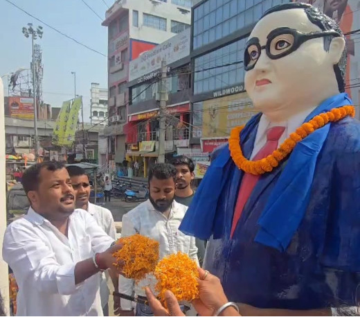 अम्बेडकर जयंती पर सावन पांडेय ने किया बाबा साहब की प्रतिमा का दुग्धाभिषेक, बोले– अब निजी खर्चे से बनवाऊंगा छत