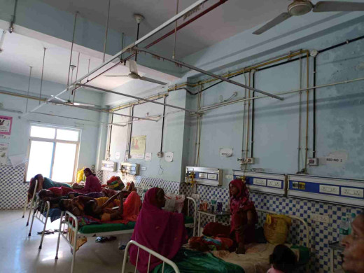 गर्मी की मार झेल रहे मरीज, मैटरनिटी वार्ड के पंखे बंद