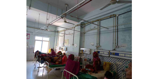 गर्मी की मार झेल रहे मरीज, मैटरनिटी वार्ड के पंखे बंद