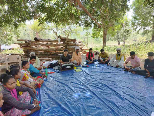 बस्तर के सिलगेर आंदोलनकारियों से मिलने पहुंचे लोक कलाकार सुनील कुमार