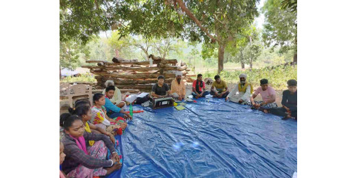 बस्तर के सिलगेर आंदोलनकारियों से मिलने पहुंचे लोक कलाकार सुनील कुमार