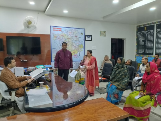 जिलाधिकारी ने जनता दरबार में 105 परिवादियों से मिलकर उनकी समस्याएं सुनीं