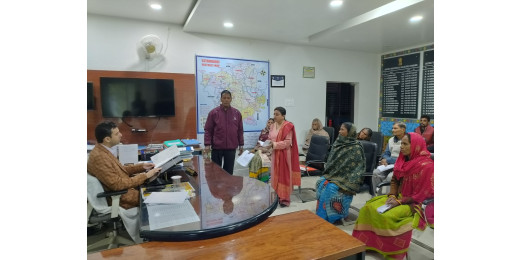 जिलाधिकारी ने जनता दरबार में 105 परिवादियों से मिलकर उनकी समस्याएं सुनीं