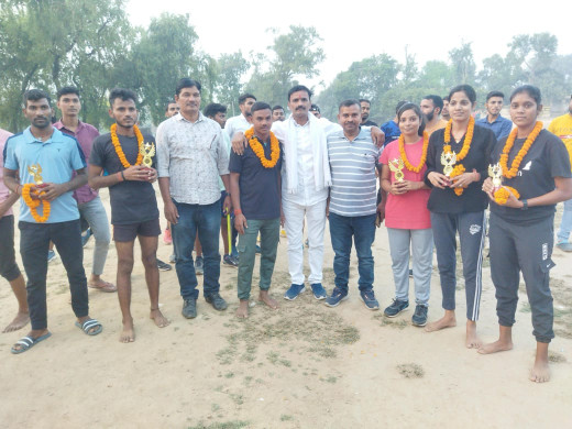 दौड़ प्रतियोगिता में छात्र-छात्राओं ने मारी बाजी