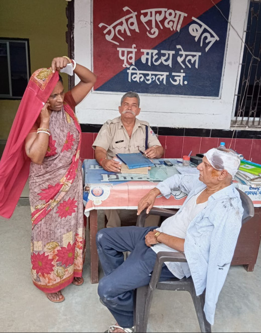 चलती ट्रेन से गिरकर घायल हुआ यात्री, किऊल रेलवे अस्पताल में कराया गया उपचार