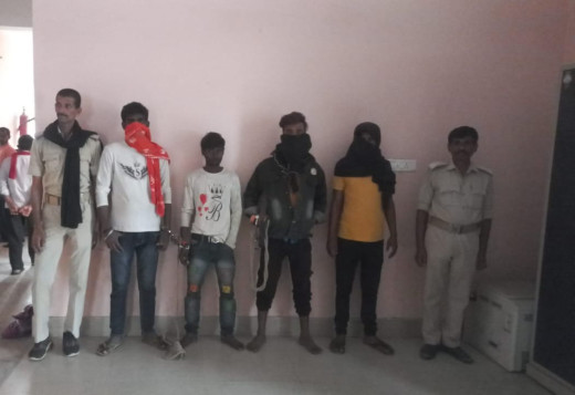 शराब तस्कर समेत चार शराबी गिरफ्तार