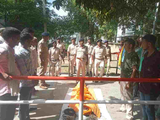 दिवंगत गृहरक्षक जवान को दी गई सलामी 