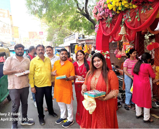 कलमबाग हनुमान मंदिर में श्रद्धालुओं की भीड़, वैभव मिश्रा ने बांटा प्रसाद