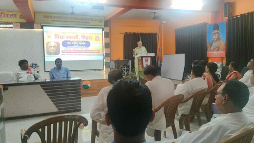 किताबी ज्ञान से आगे चरित्र निर्माण है शिक्षा का लक्ष्य, डॉ. रविंद्र कान्हेरे ने विद्यार्थियों को किया प्रेरित