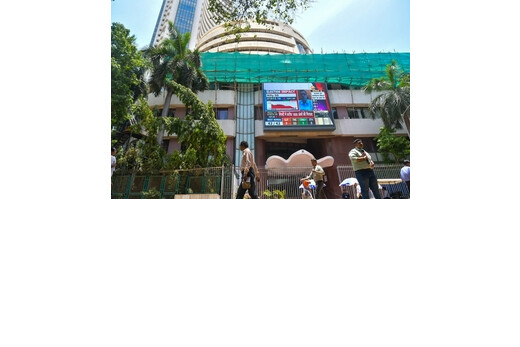 सपाट शुरुआत के बाद शेयर बाजार में ऑटो और रियल्टी सेक्टर चमके