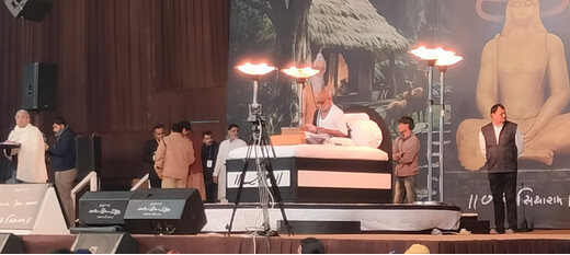 मोरारी बापू की श्रीराम कथा का भव्य शुभारंभ, भक्तिरस में डूबे श्रद्धालु