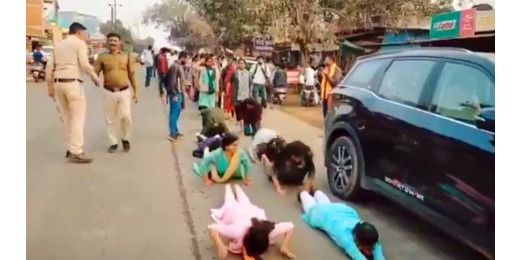 छत्तीसगढ़ में शिक्षकों की दंडवत परेड, नौकरी की बहाली की लगाई गुहार