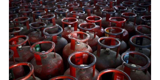 कांग्रेस के वादों पर केंद्रीय मंत्री की चुटकी, कहा- 500 में कागज के सिलिंडर भी नहीं मिलते