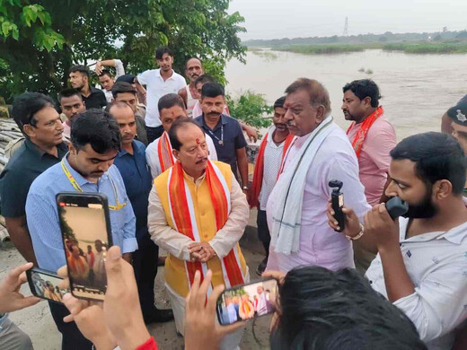 बाढ़ प्रभावित इलाकों में पहुंचे कृषि मंत्री विजय सिन्हा, राहत कार्य तेज करने के दिए निर्देश