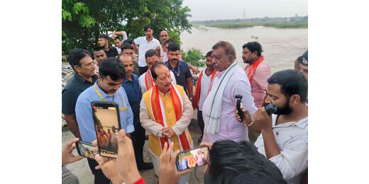 बाढ़ प्रभावित इलाकों में पहुंचे कृषि मंत्री विजय सिन्हा, राहत कार्य तेज करने के दिए निर्देश