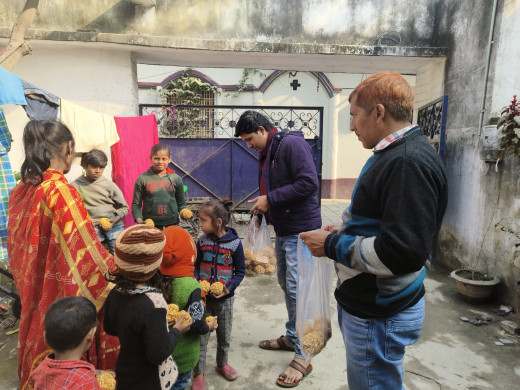 अभिनव फाउंडेशन ने मकर संक्रांति के पूर्व संध्या पर बच्चों के बीच बांटी मिठास