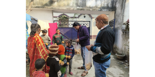 अभिनव फाउंडेशन ने मकर संक्रांति के पूर्व संध्या पर बच्चों के बीच बांटी मिठास