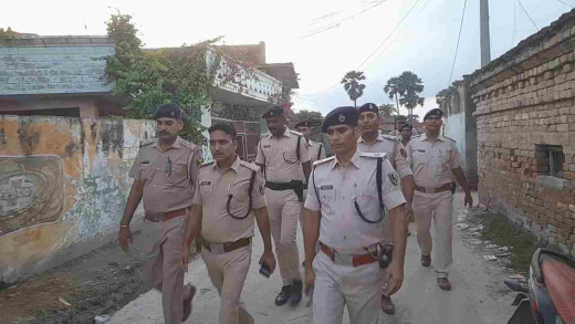 मुहर्रम को लेकर पुलिस ने निकाला फ्लैग मार्च