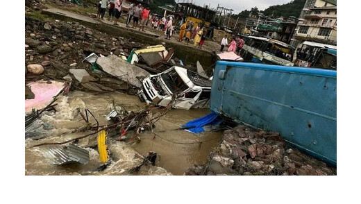 हिमाचल में बारिश से तबाही : मंडी में बसें डूबीं, कई वाहन बह गए
