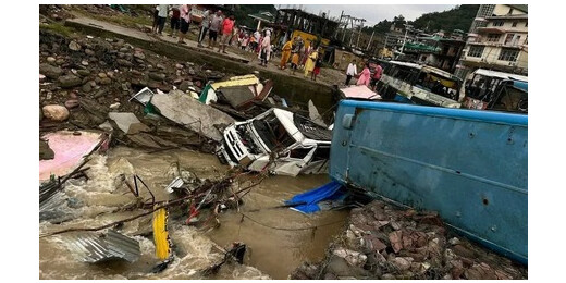 हिमाचल में बारिश से तबाही : मंडी में बसें डूबीं, कई वाहन बह गए