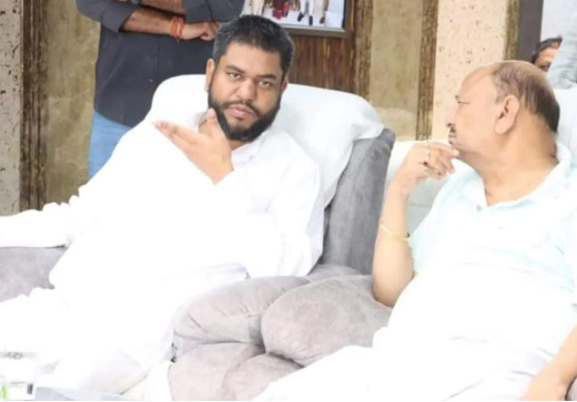 मुकेश सहनी ने एमएलसी दिनेश सिंह से मुलाकात कर बंधाया ढांढस
