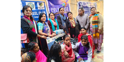 इनरव्हील डे की 100वीं वर्षगांठ पर सिलाई मशीन का दान