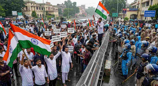 3 साल का इंतजार और टूटा सब्र: भारी बारिश में तिरंगा थामे सड़कों पर उतरे BSSC अभ्यर्थी