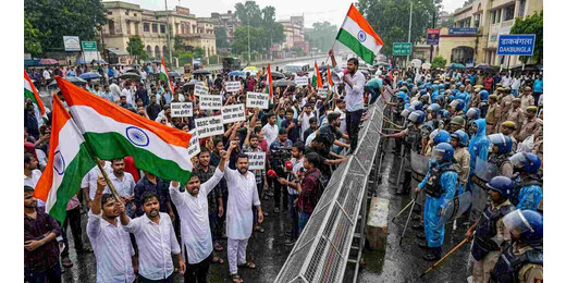 3 साल का इंतजार और टूटा सब्र: भारी बारिश में तिरंगा थामे सड़कों पर उतरे BSSC अभ्यर्थी