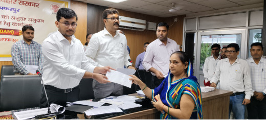 आपदा से मृत व्यक्तियों के आश्रितों के बीच अनुग्रह अनुदान राशि का जिलाधिकारी ने किया वितरण