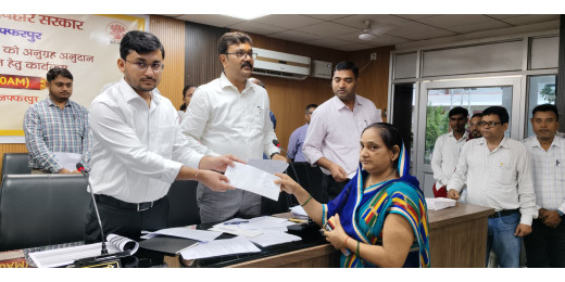 आपदा से मृत व्यक्तियों के आश्रितों के बीच अनुग्रह अनुदान राशि का जिलाधिकारी ने किया वितरण
