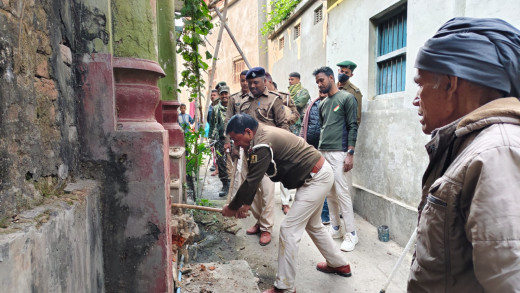 टॉप 10 अपराधियों के घरों पर हुई कुर्की जब्ती की कार्रवाई
