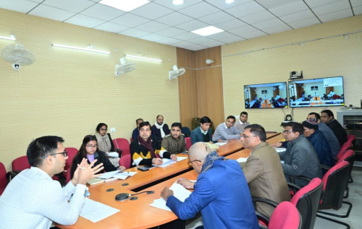 हाजीपुर सुगौली नई रेल परियोजना के भू अर्जन कार्यों की डीएम ने की समीक्षा