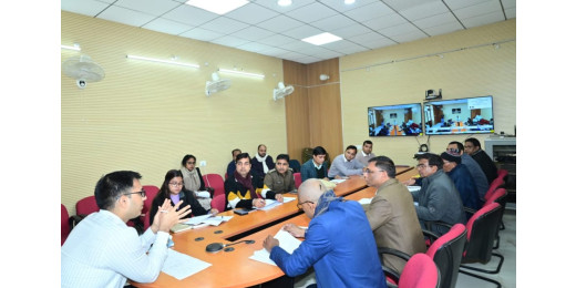हाजीपुर सुगौली नई रेल परियोजना के भू अर्जन कार्यों की डीएम ने की समीक्षा